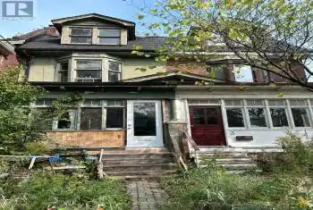 5 Callender St, Toronto, Ontario M6R 2H2, 4 Bedrooms Bedrooms, 8 Rooms Rooms,3 BathroomsBathrooms,All Houses,Sold,Callender,W9394471