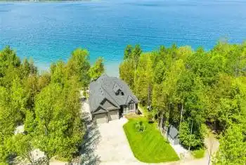 Gorgeous 2018 custom built Georgian Bay WATERFRONT