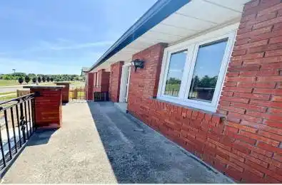 2 Pearson Avenue Unit# Main Richmond Hill Ontario L4C 6V2