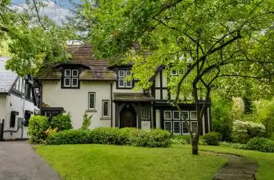 18 Queen Marys Drive Toronto W08 Ontario M8X 1S2